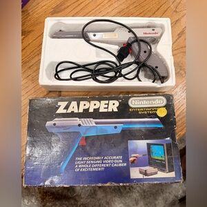 Vintage Nintendo NES Zapper Light Gun Original Boxed Entertainment System